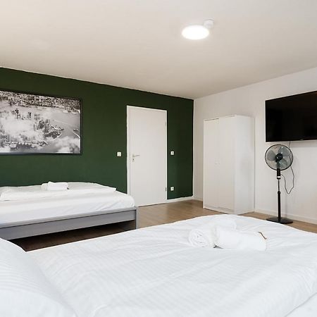 Einfach Aber Sehr Komfortabel - Wohnung Fuer 6 Personen - 2Xwc - Grupen, Messe, Monteure, Studenten - Voll Ausgestattet - 6 Betten 140X200Cm Hochwertig, 3 Smart-Tv 55 Zoll Netflix, 1000 Mbit Wlan, Voll Ausgestattete Kueche Duisburg Luaran gambar