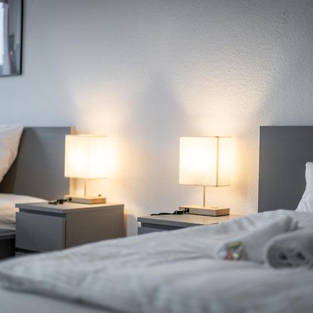 Einfach Aber Sehr Komfortabel - Wohnung Fuer 6 Personen - 2Xwc - Grupen, Messe, Monteure, Studenten - Voll Ausgestattet - 6 Betten 140X200Cm Hochwertig, 3 Smart-Tv 55 Zoll Netflix, 1000 Mbit Wlan, Voll Ausgestattete Kueche Duisburg Luaran gambar