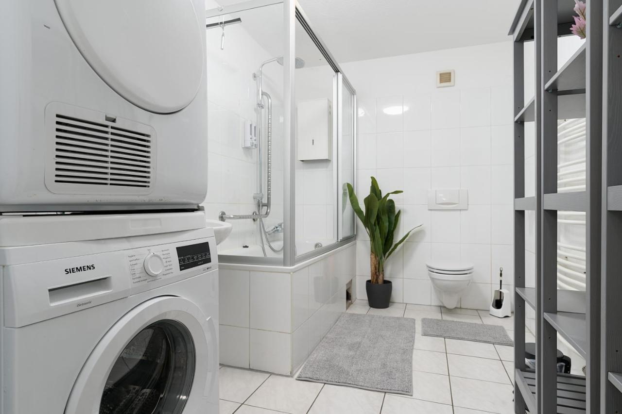 Einfach Aber Sehr Komfortabel - Wohnung Fuer 6 Personen - 2Xwc - Grupen, Messe, Monteure, Studenten - Voll Ausgestattet - 6 Betten 140X200Cm Hochwertig, 3 Smart-Tv 55 Zoll Netflix, 1000 Mbit Wlan, Voll Ausgestattete Kueche Duisburg Luaran gambar
