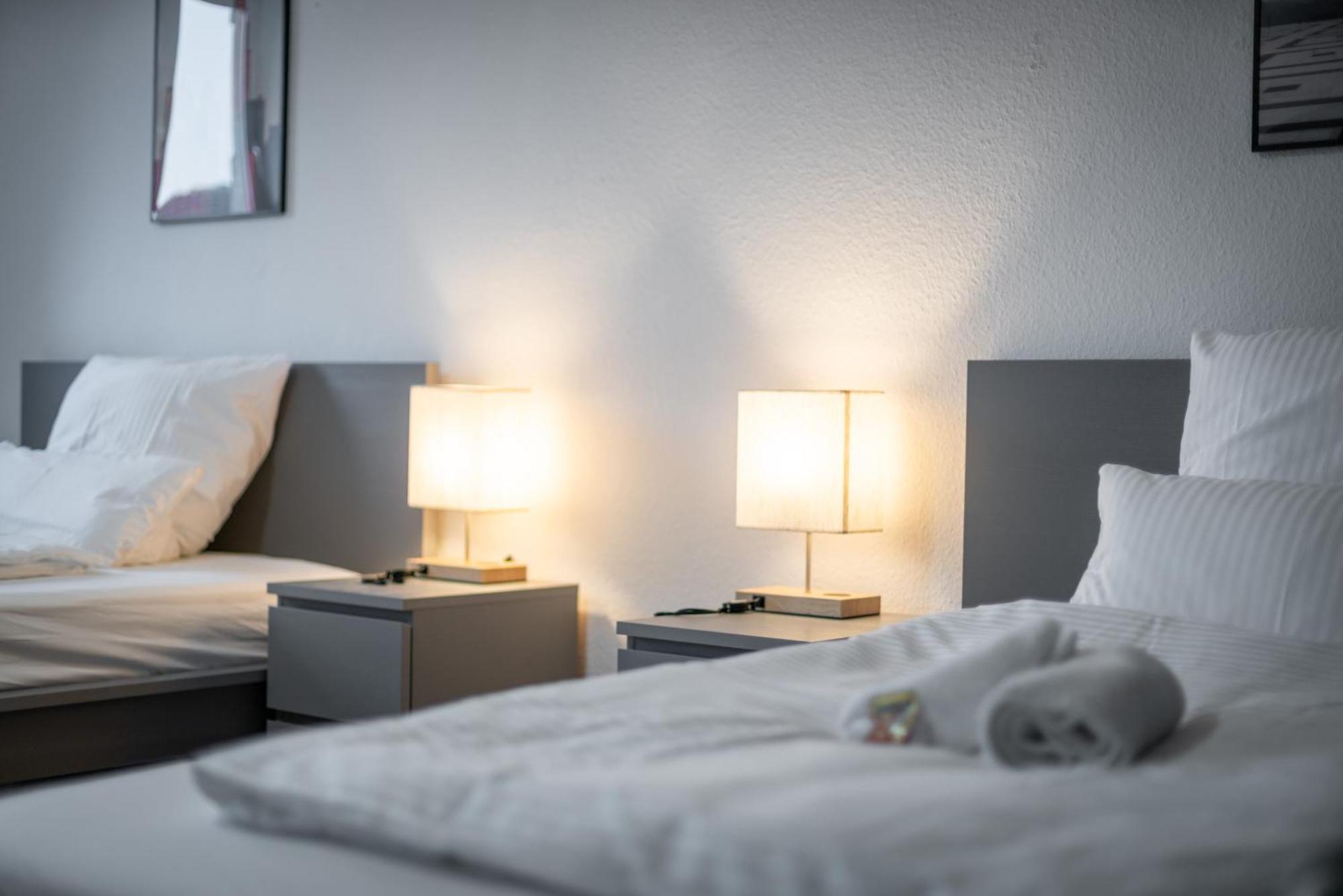 Einfach Aber Sehr Komfortabel - Wohnung Fuer 6 Personen - 2Xwc - Grupen, Messe, Monteure, Studenten - Voll Ausgestattet - 6 Betten 140X200Cm Hochwertig, 3 Smart-Tv 55 Zoll Netflix, 1000 Mbit Wlan, Voll Ausgestattete Kueche Duisburg Luaran gambar